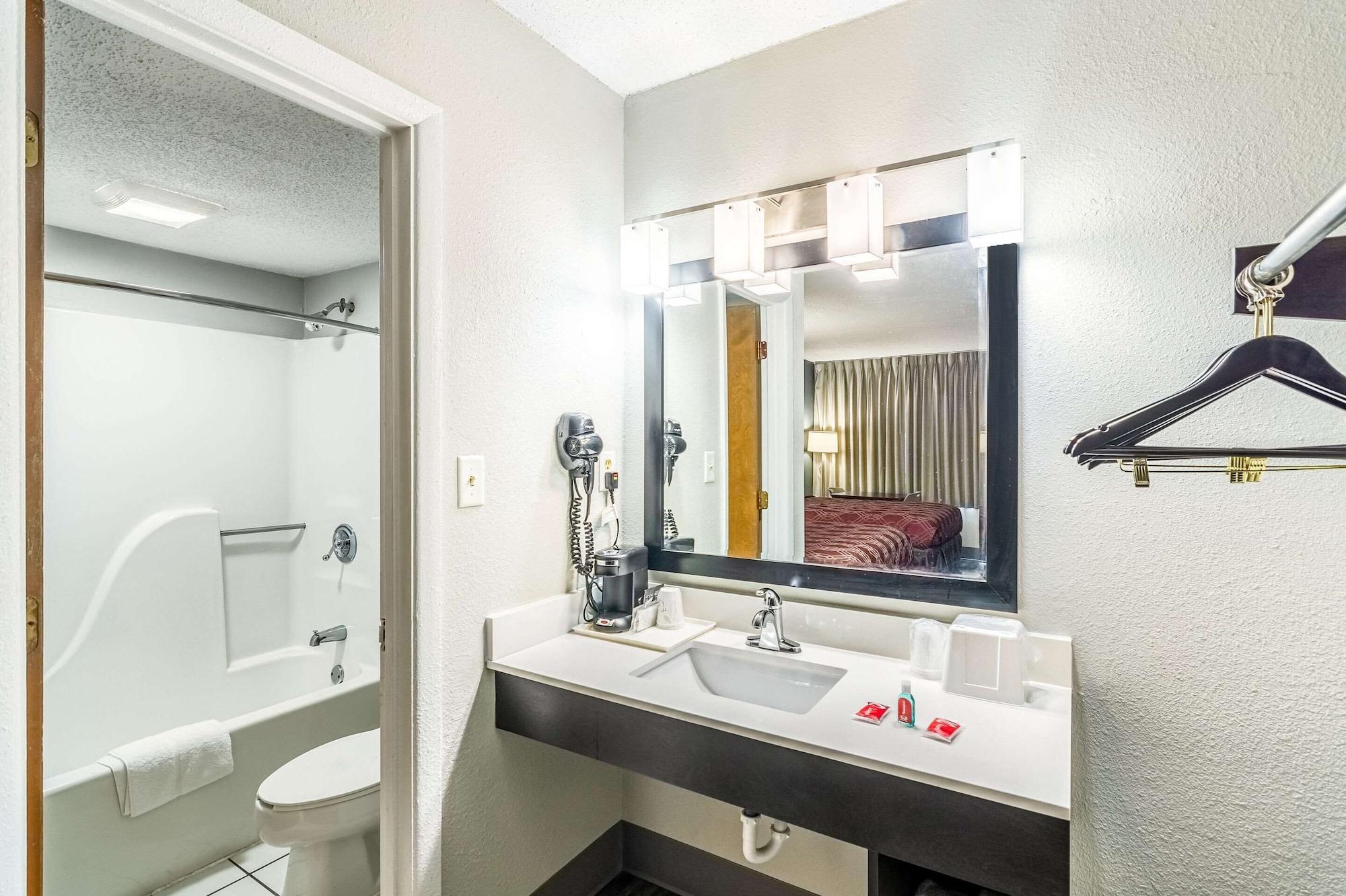 Econo Lodge Крествю Екстериор снимка