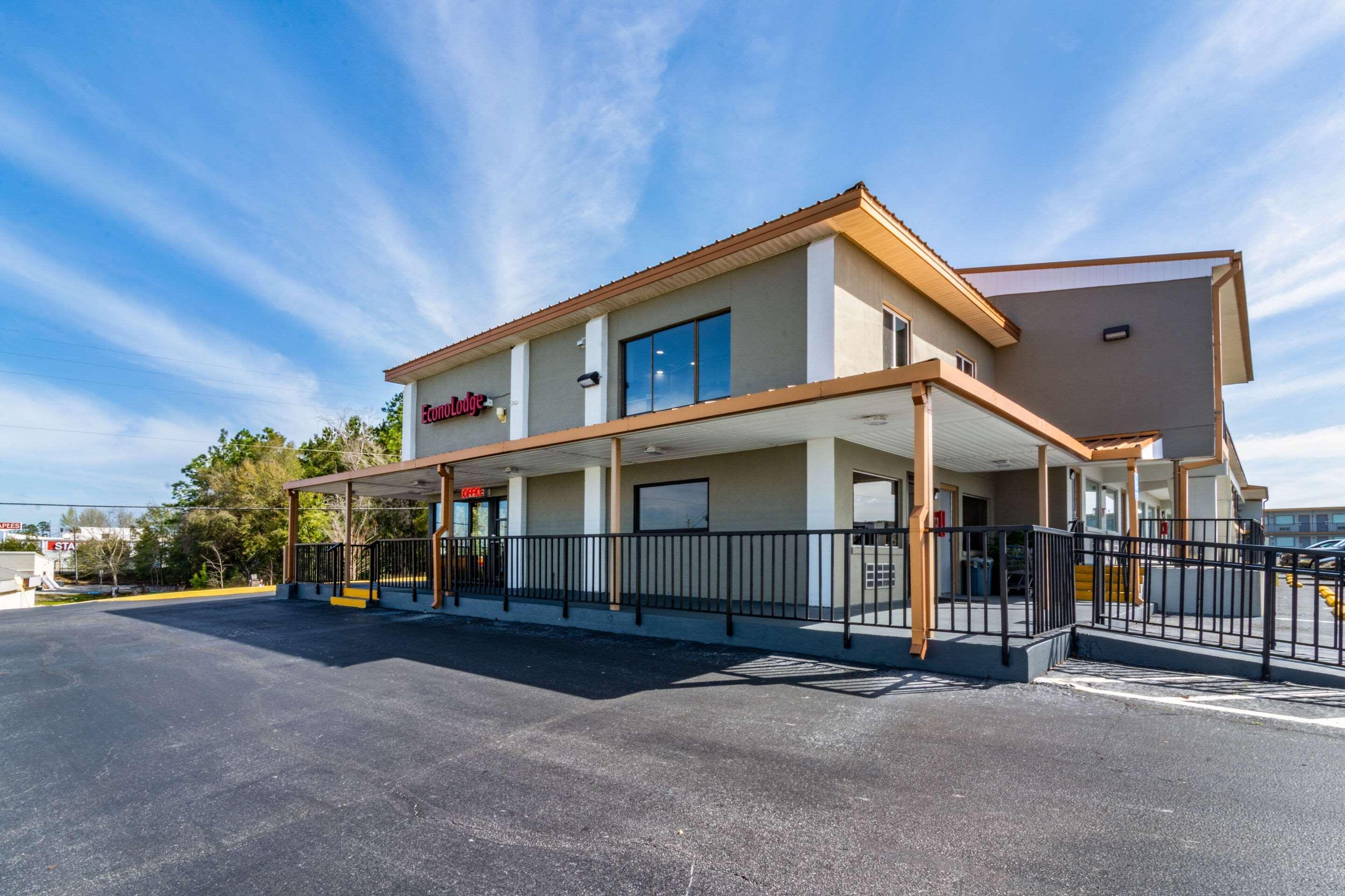 Econo Lodge Крествю Екстериор снимка