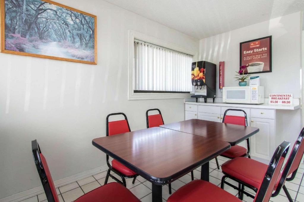 Econo Lodge Крествю Екстериор снимка