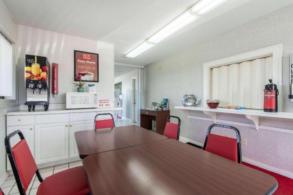 Econo Lodge Крествю Екстериор снимка