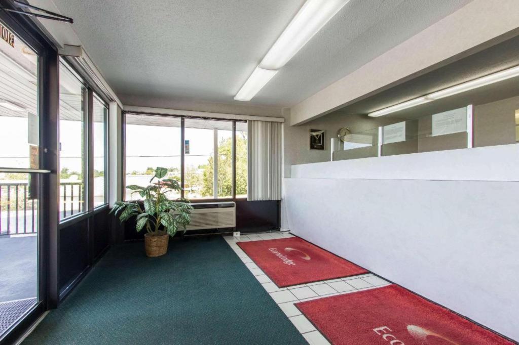 Econo Lodge Крествю Екстериор снимка