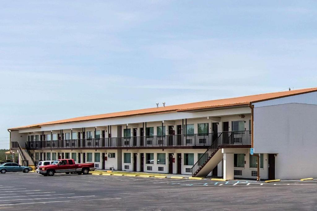Econo Lodge Крествю Екстериор снимка